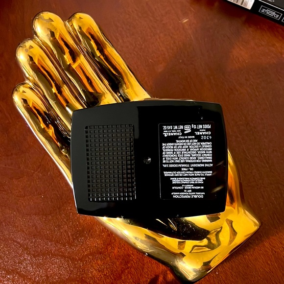 CHANEL. Double Perfection. Natural Matte Compact Powder. SPF 10. 80 Medium Beige - Picture 7 of 8